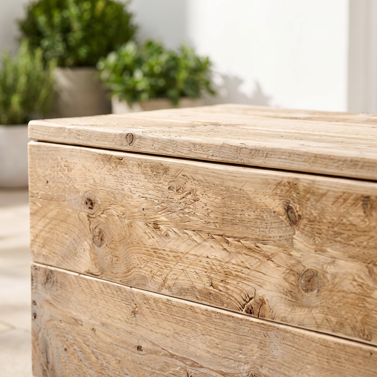Bauholz Loungetruhe – Detailansicht Material