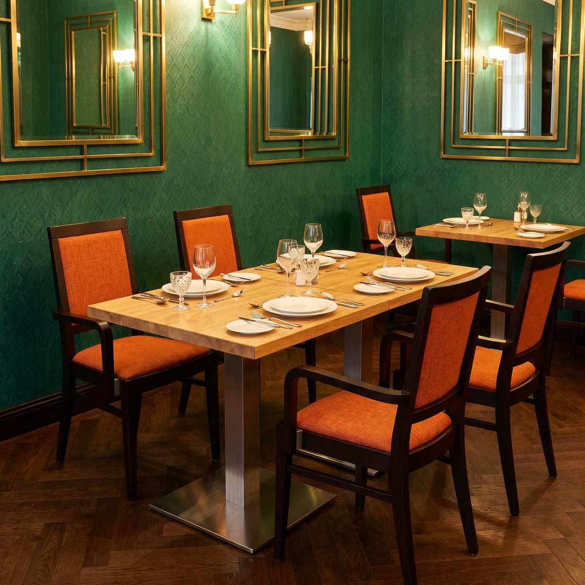 Restaurantstuhl Finola AL – Einsatzbeispiel am Tag