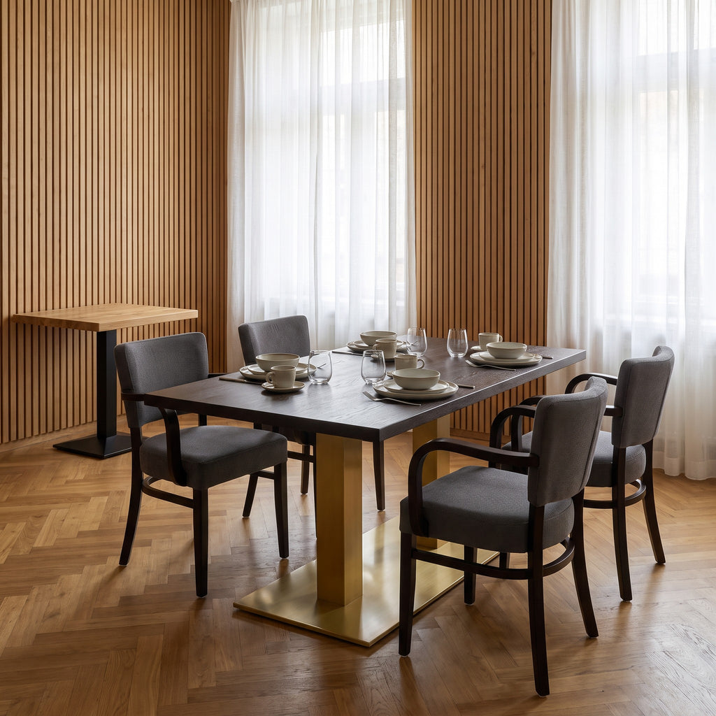 Restaurantstuhl Leah AL – Einsatzbeispiel am Tag