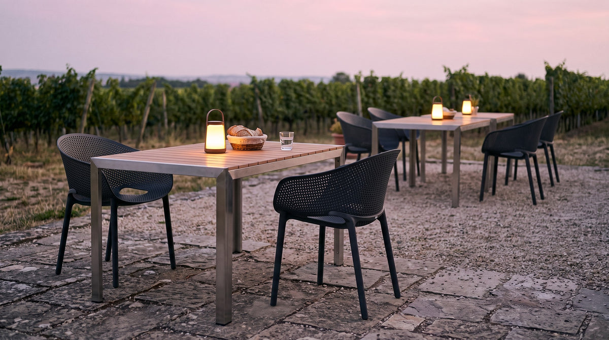 Terrassenstuhl Adrianna – Einsatzbeispiel am Abend