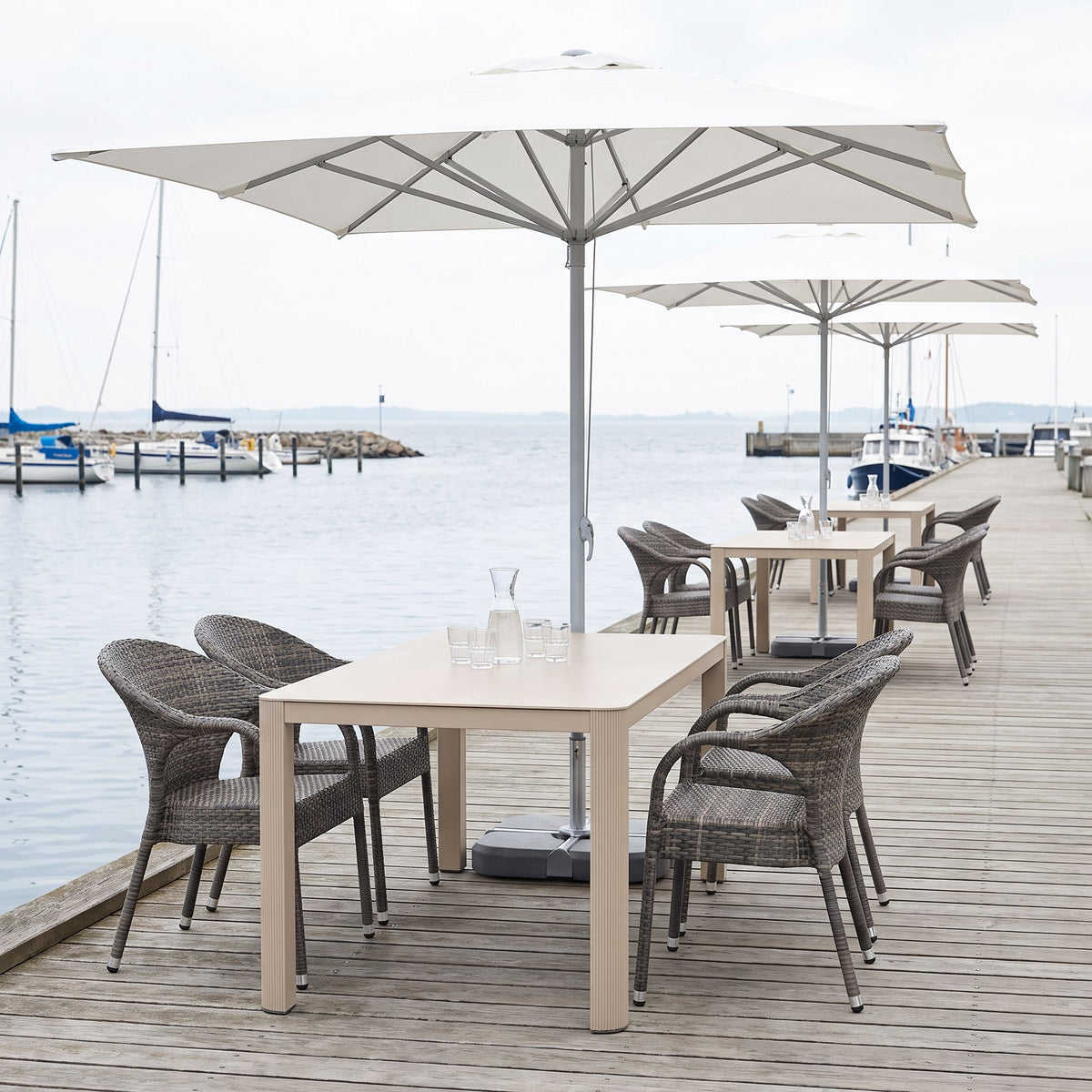 Terrassenstuhl Apollo Roca – Einsatzbeispiel Restaurantterrasse