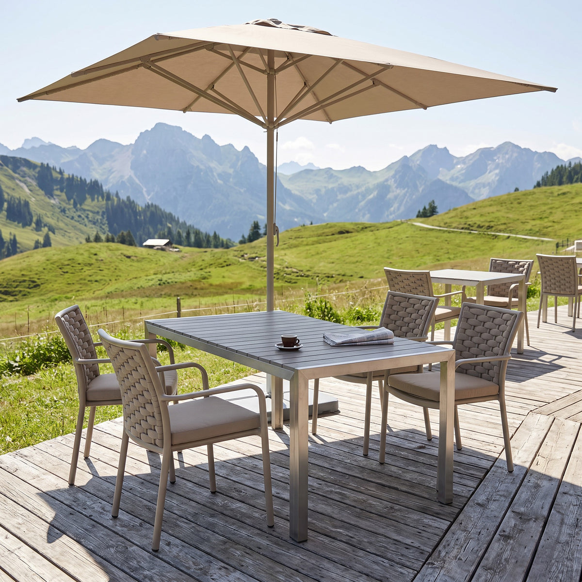 Terrassenstuhl Dea greige – Einsatzbeispiel Hotelterrasse