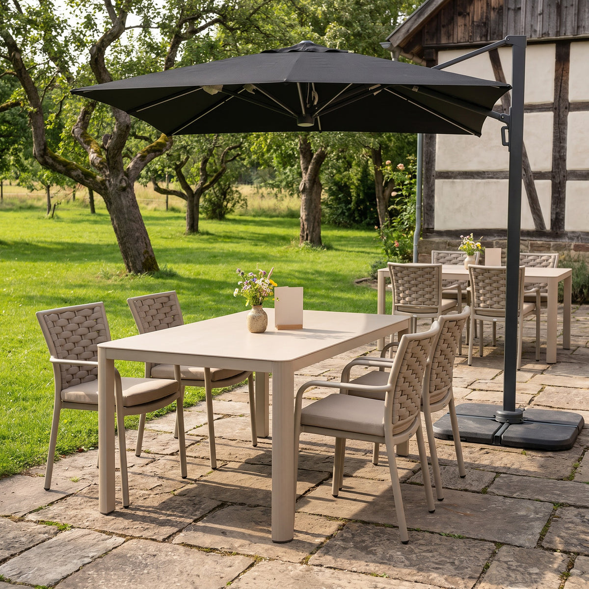 Terrassenstuhl Dea greige – Einsatzbeispiel Restaurantterrasse