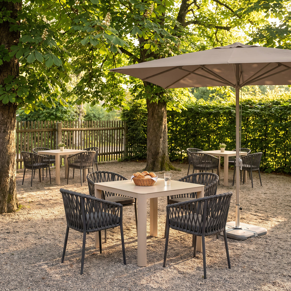 Terrassenstuhl Dione – Einsatzbeispiel Restaurantterrasse
