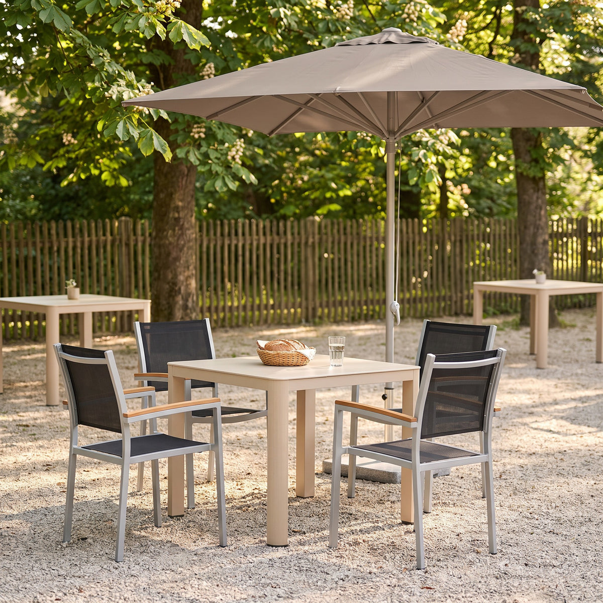 Terrassenstuhl Eris schwarz – Einsatzbeispiel Restaurantterrasse