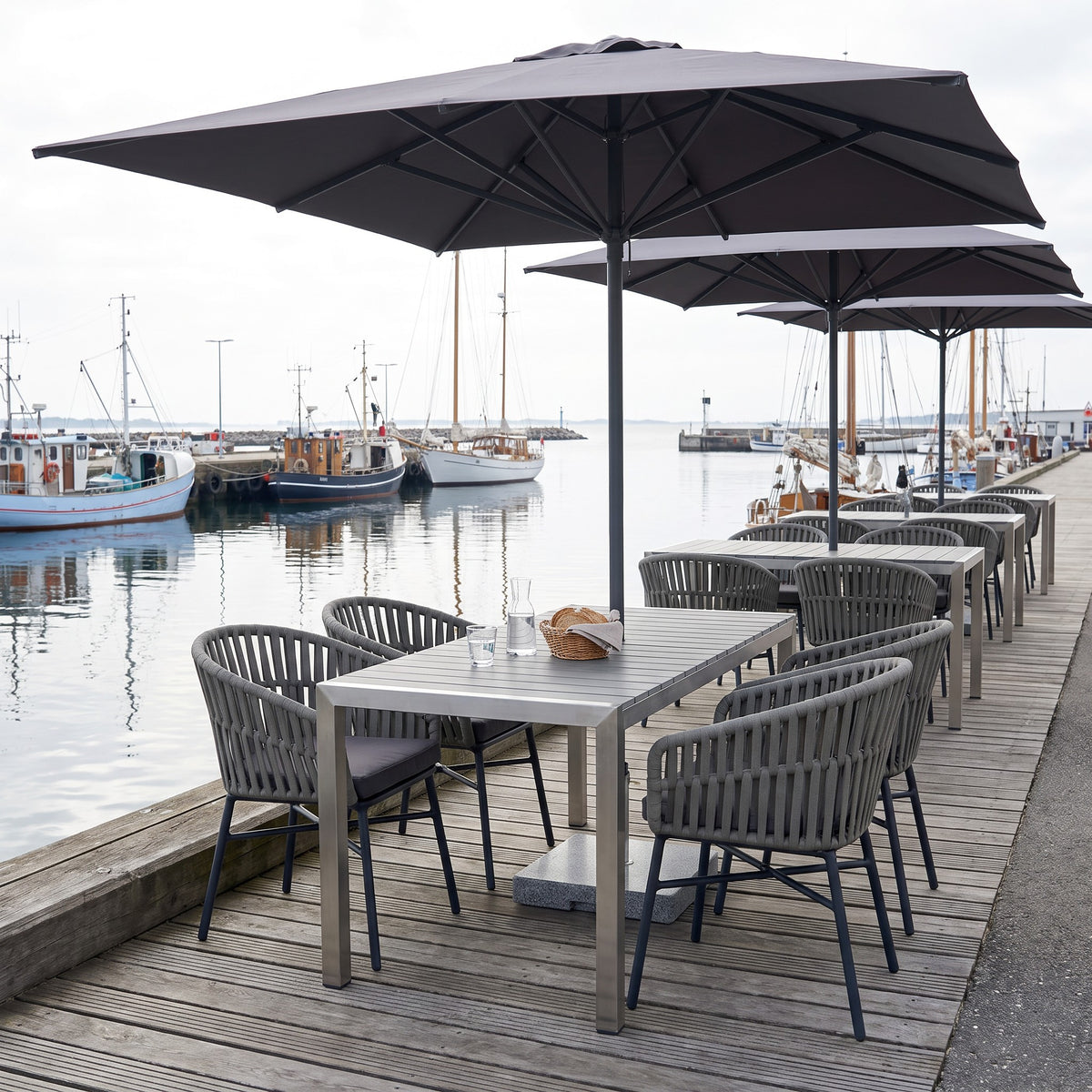 terrassenstuhl-helena-grau – Einsatzbeispiel Restaurantterrasse