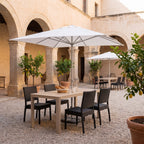 Terrassenstuhl Jupiter schwarz – Einsatzbeispiel Hotelterrasse