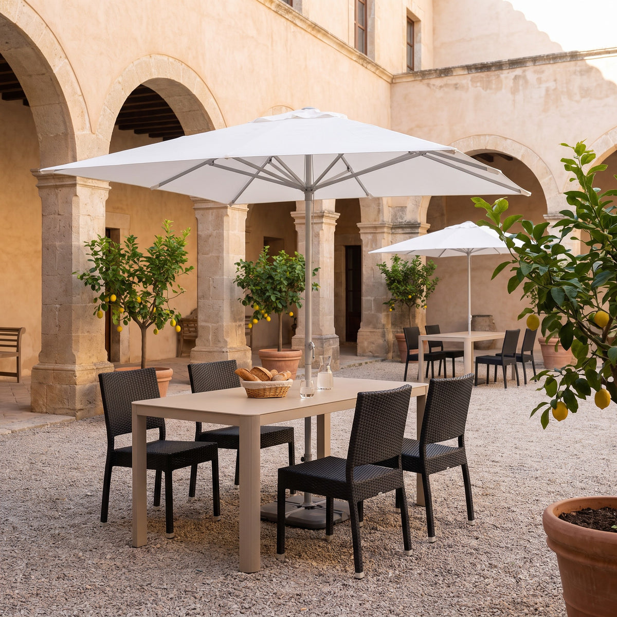 Terrassenstuhl Jupiter schwarz – Einsatzbeispiel Hotelterrasse