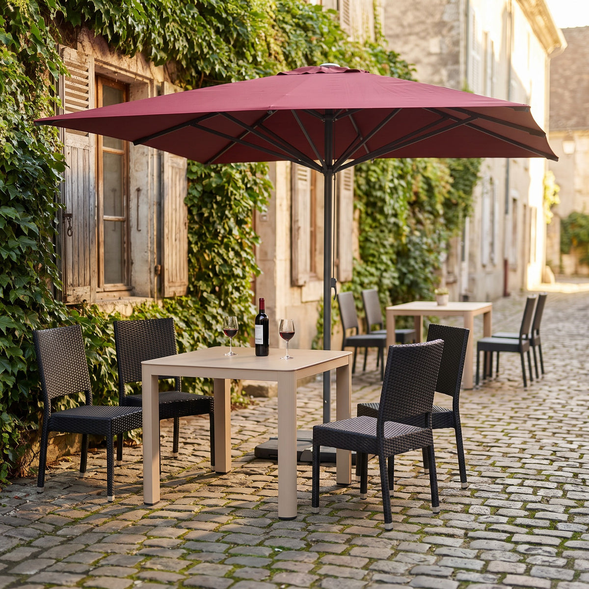 Terrassenstuhl Jupiter schwarz – Einsatzbeispiel Restaurantterrasse