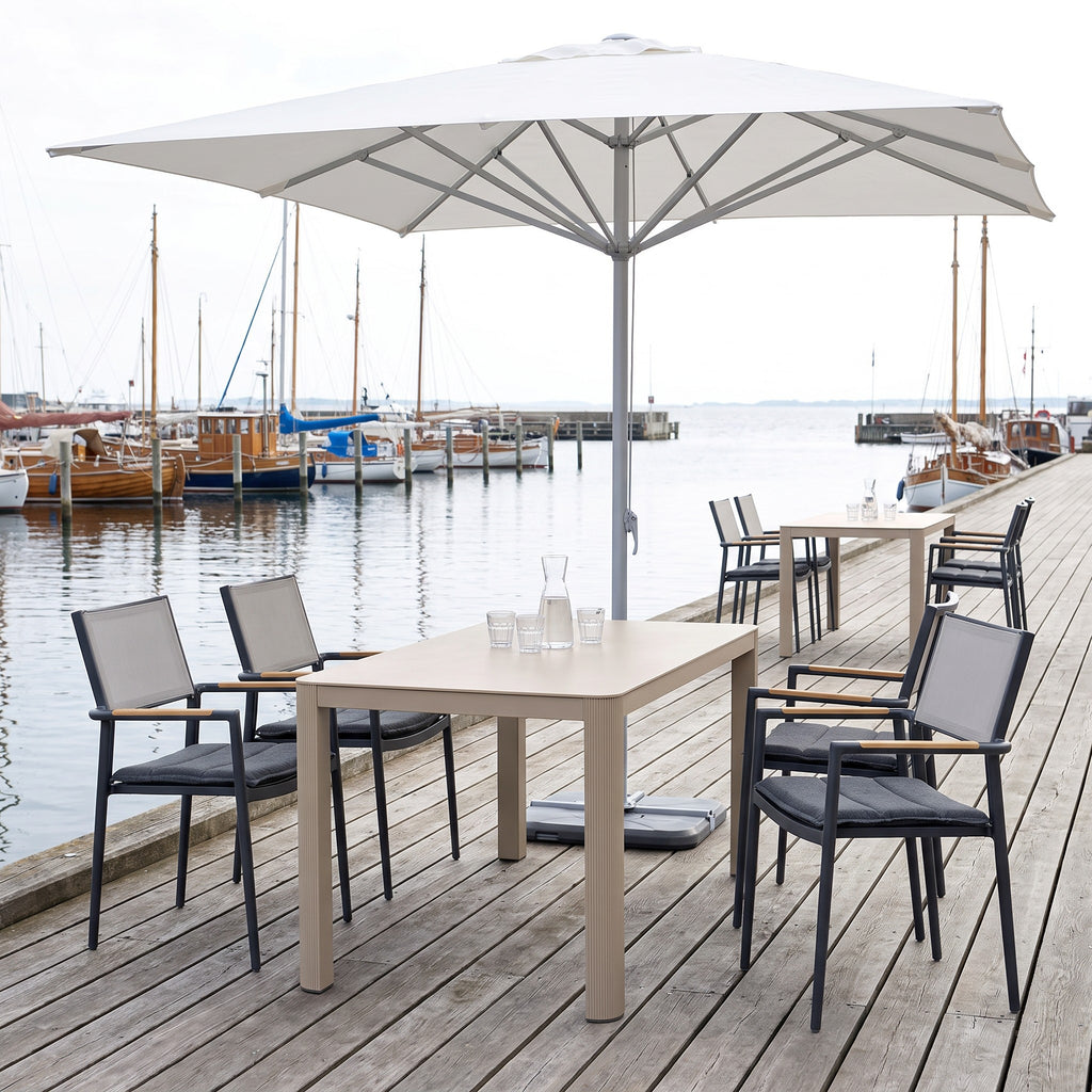 Terrassenstuhl Kronos Anthrazit – Einsatzbeispiel Restaurantterrasse