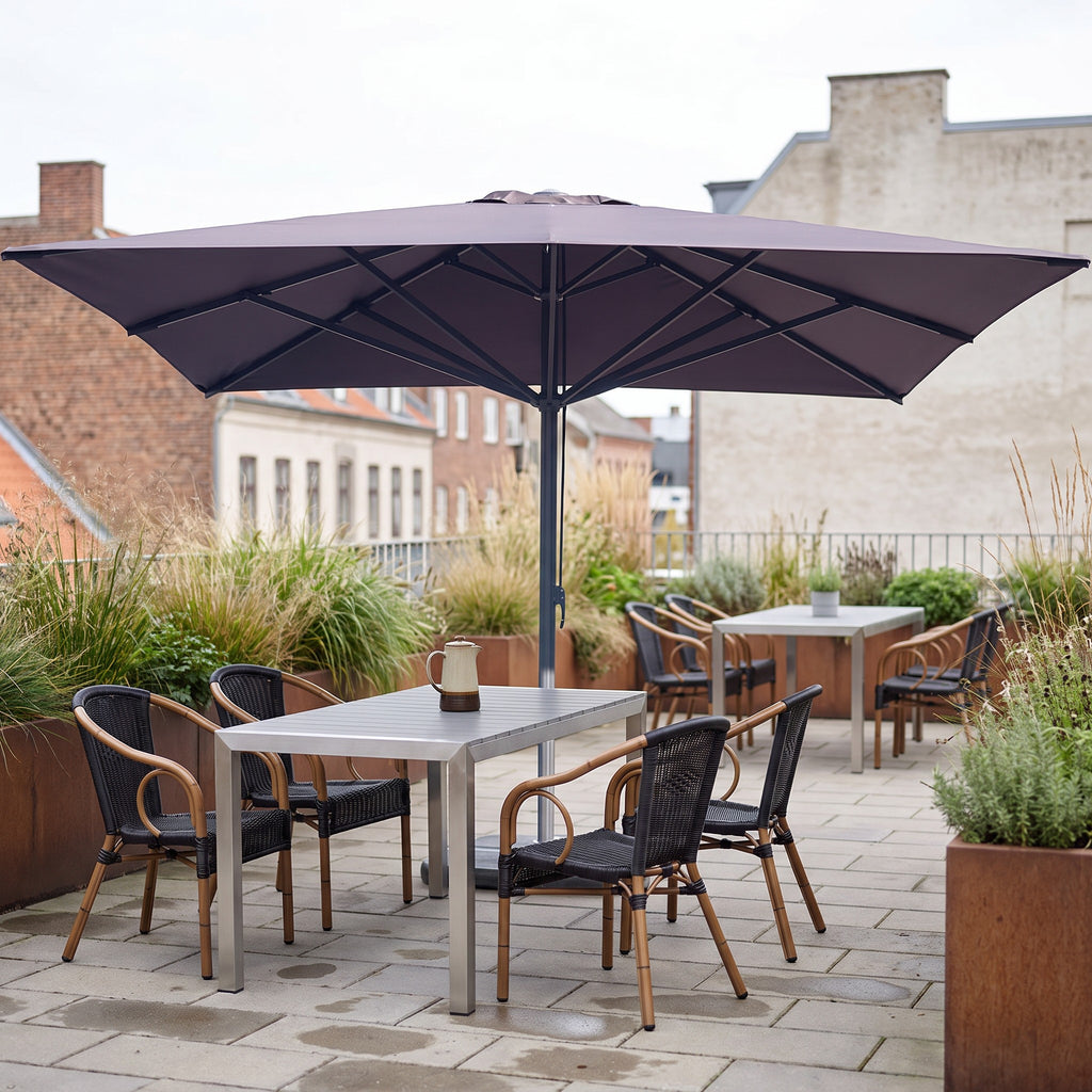 terrassenstuhl-marino-schwarz – Einsatzbeispiel Hotelterrasse