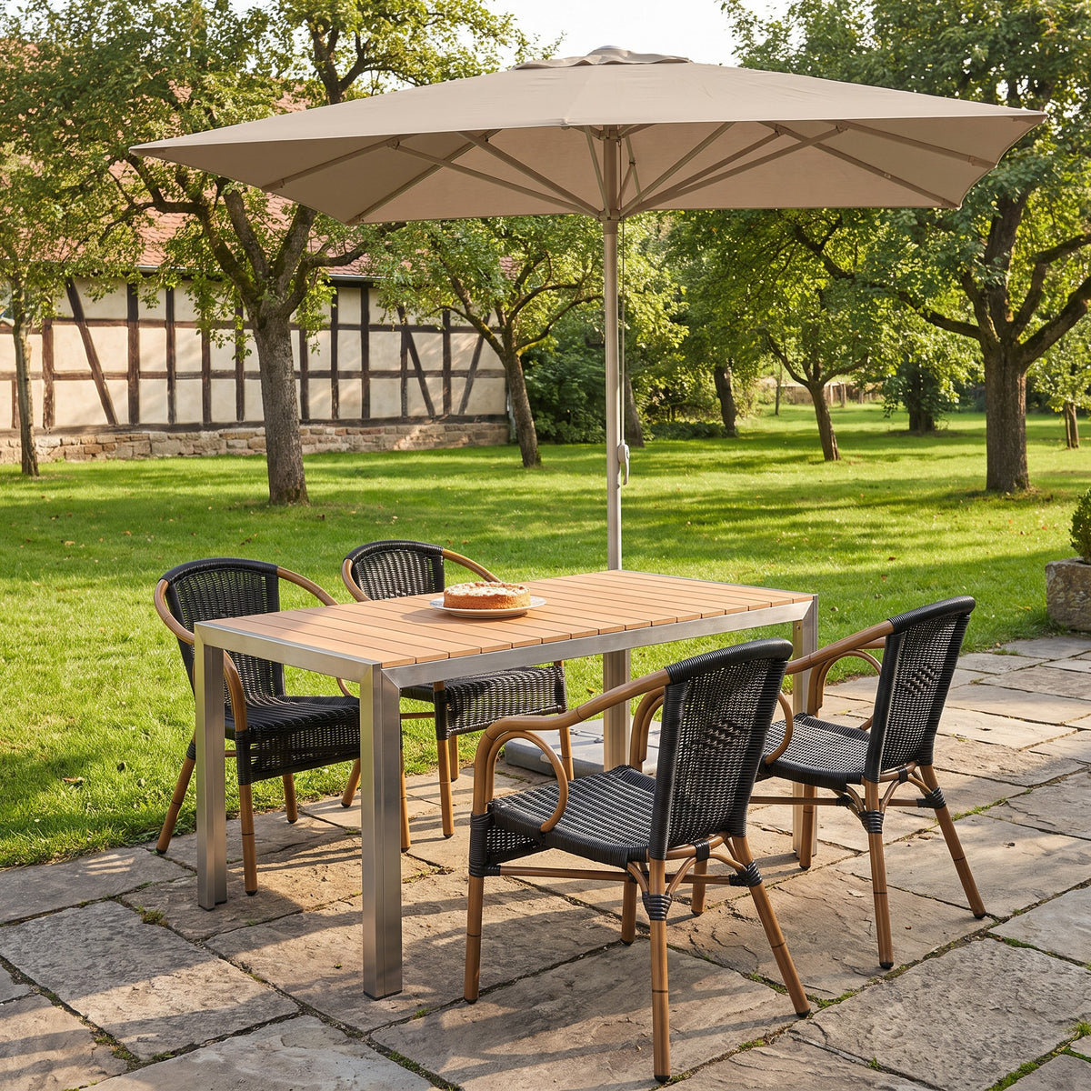 terrassenstuhl-marino-schwarz – Einsatzbeispiel Restaurantterrasse