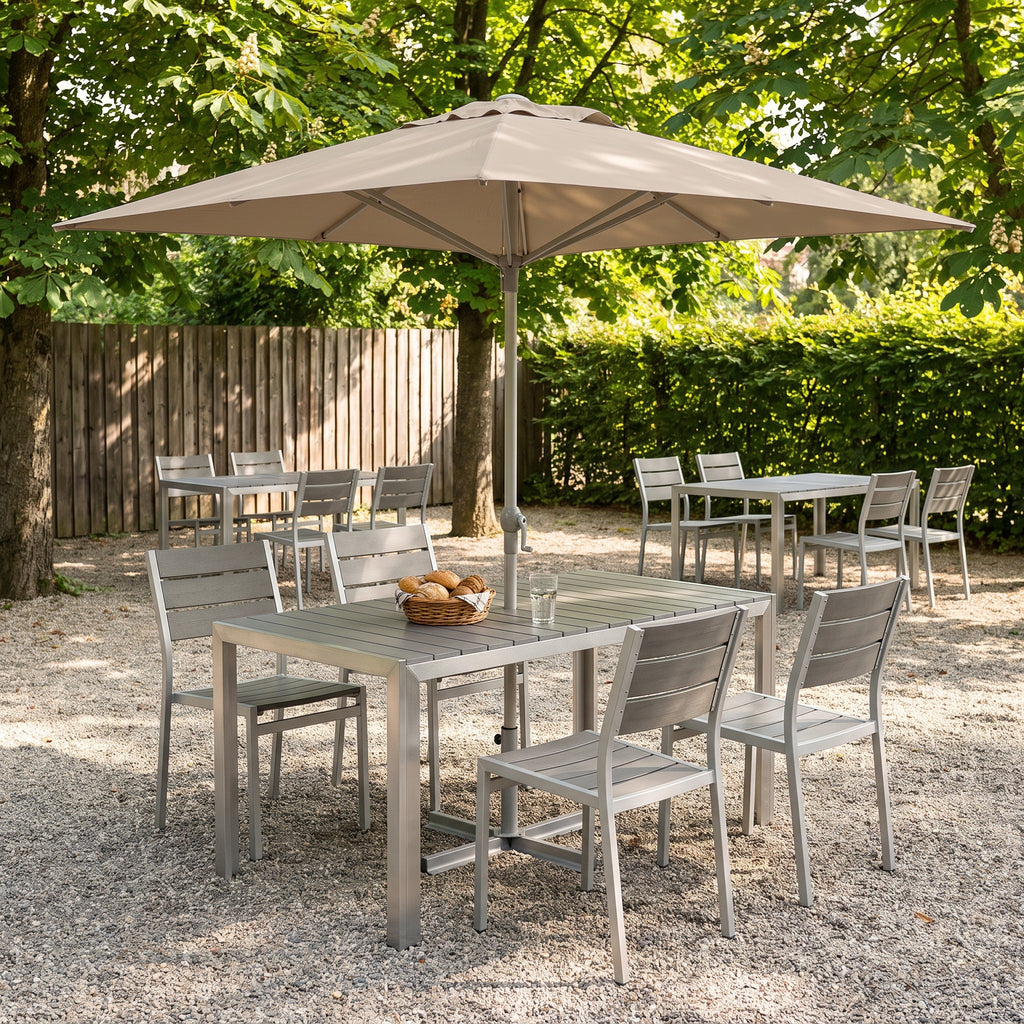 Terrassenstuhl Metis grau – Einsatzbeispiel Restaurantterrasse
