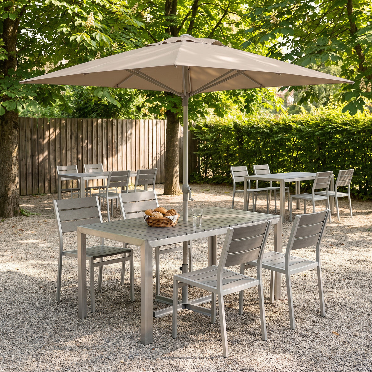 Terrassenstuhl Metis grau – Einsatzbeispiel Restaurantterrasse