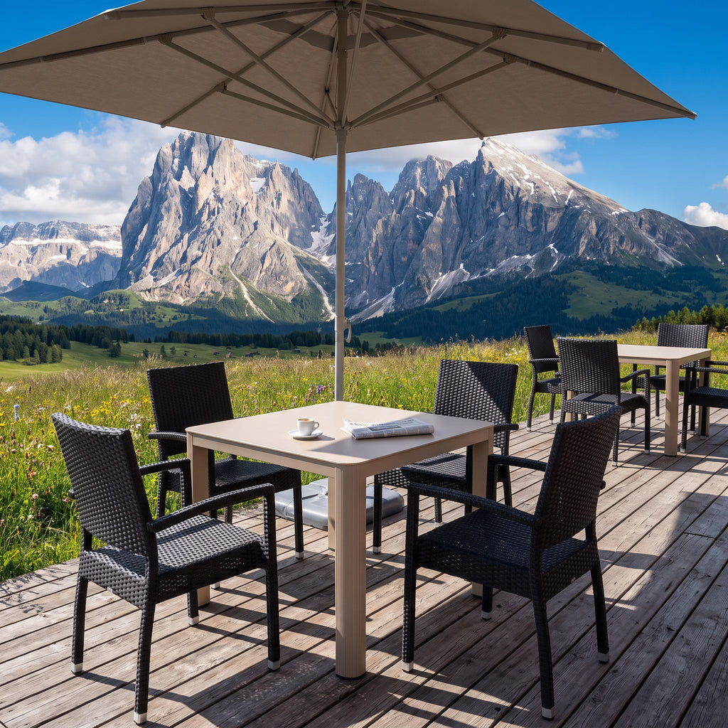 Terrassenstuhl Moon schwarz – Einsatzbeispiel Hotelterrasse