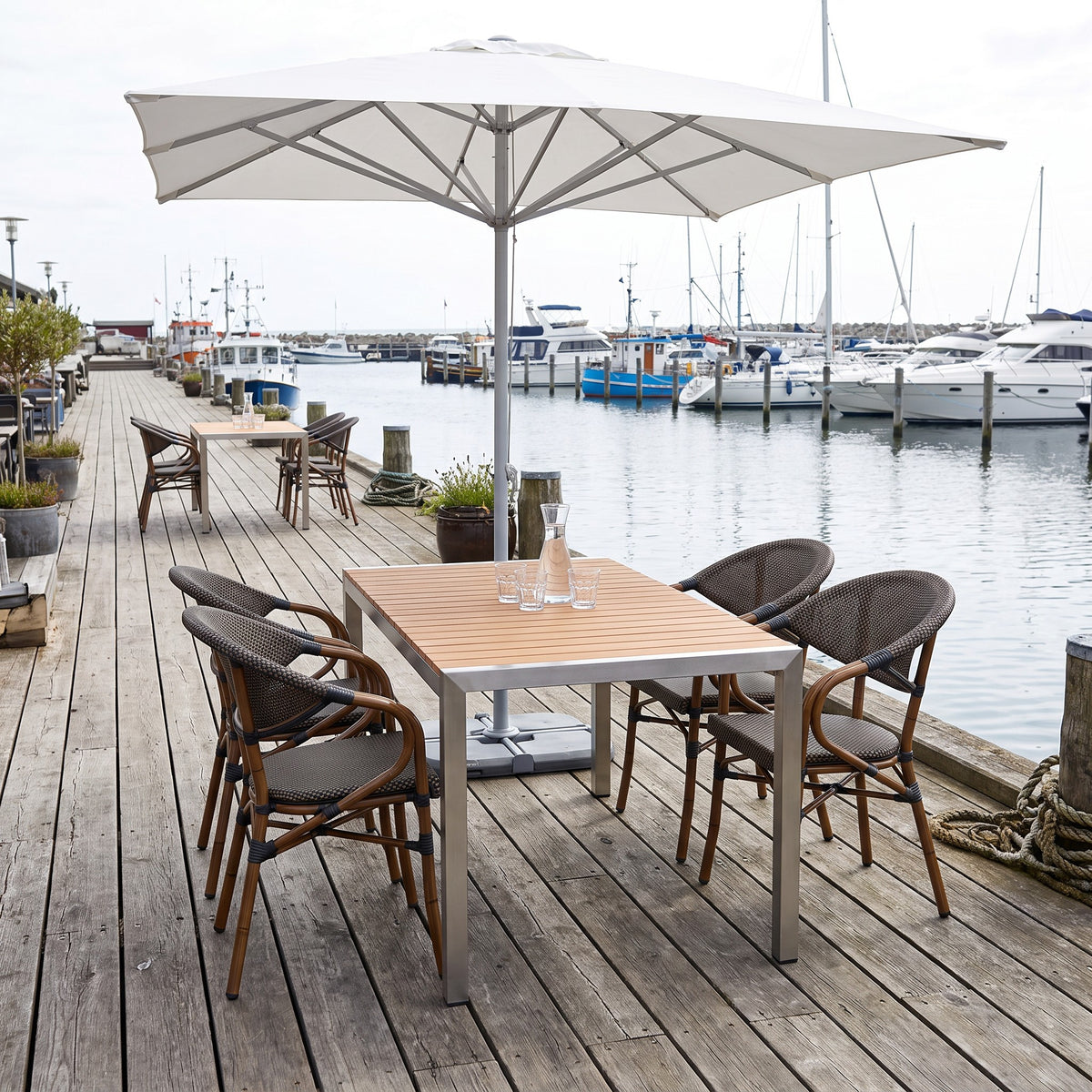 Terrassenstuhl Nassau Beigebraun – Einsatzbeispiel Restaurantterrasse
