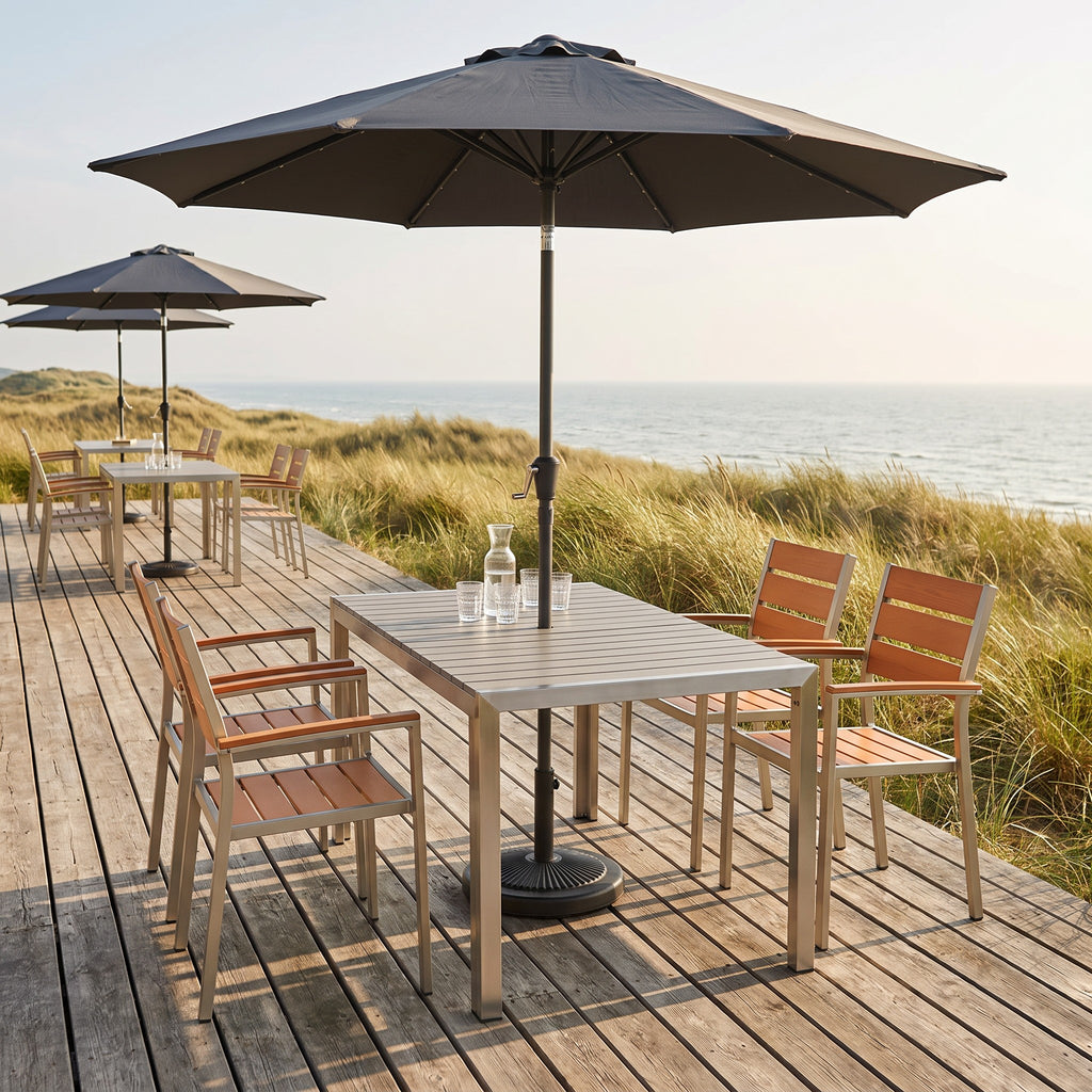 Terrassenstuhl Nestor Teak – Einsatzbeispiel Hotelterrasse