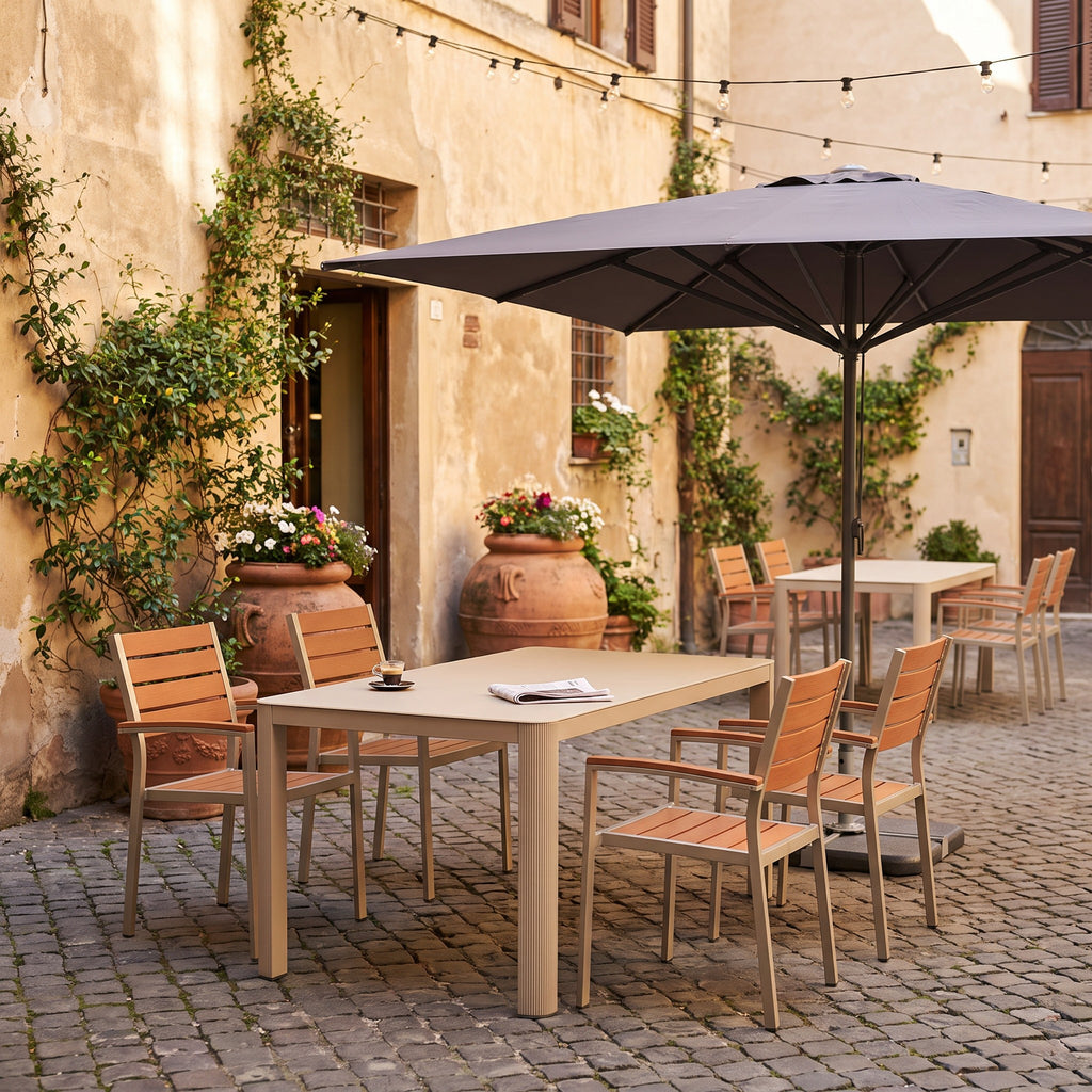Terrassenstuhl Nestor Teak – Einsatzbeispiel Restaurantterrasse