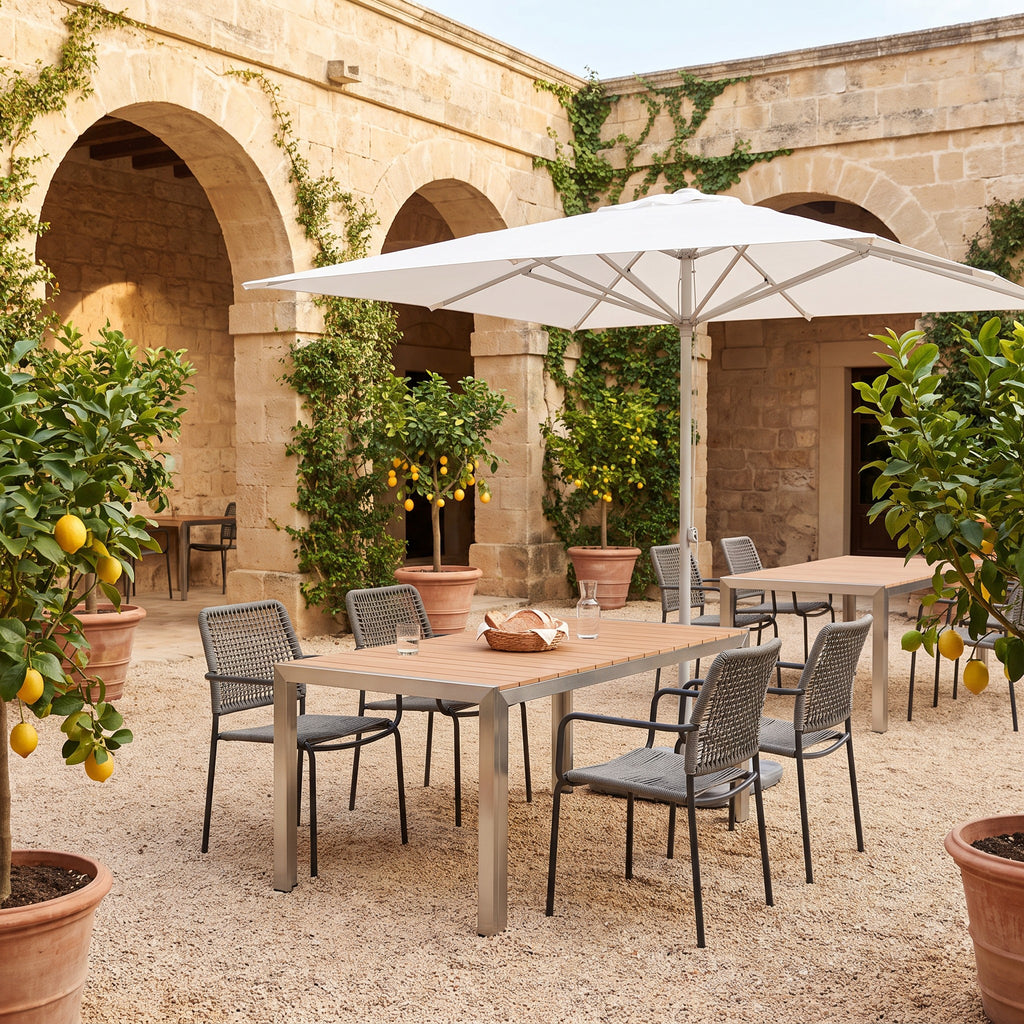 Terrassenstuhl Pallas anthrazit – Einsatzbeispiel Hotelterrasse