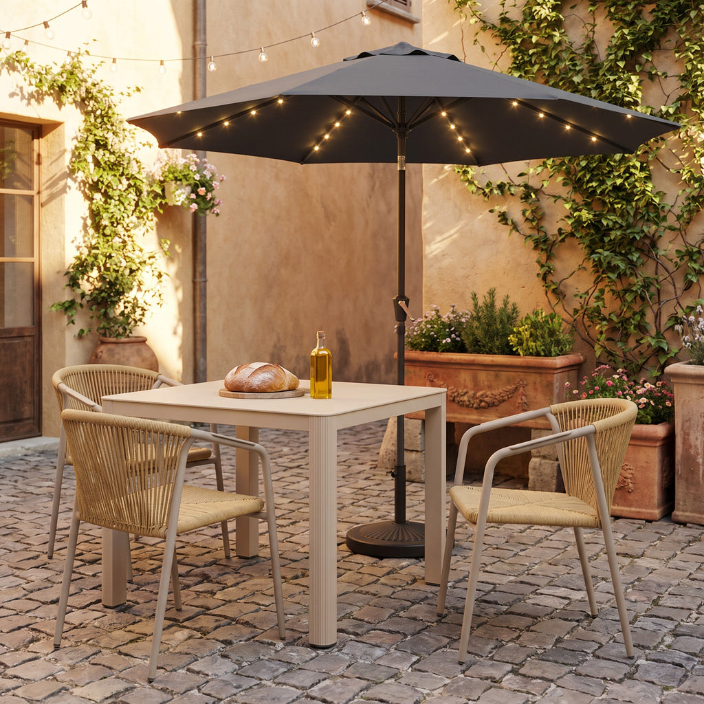 terrassenstuhl-santiago-honey – Einsatzbeispiel Restaurantterrasse