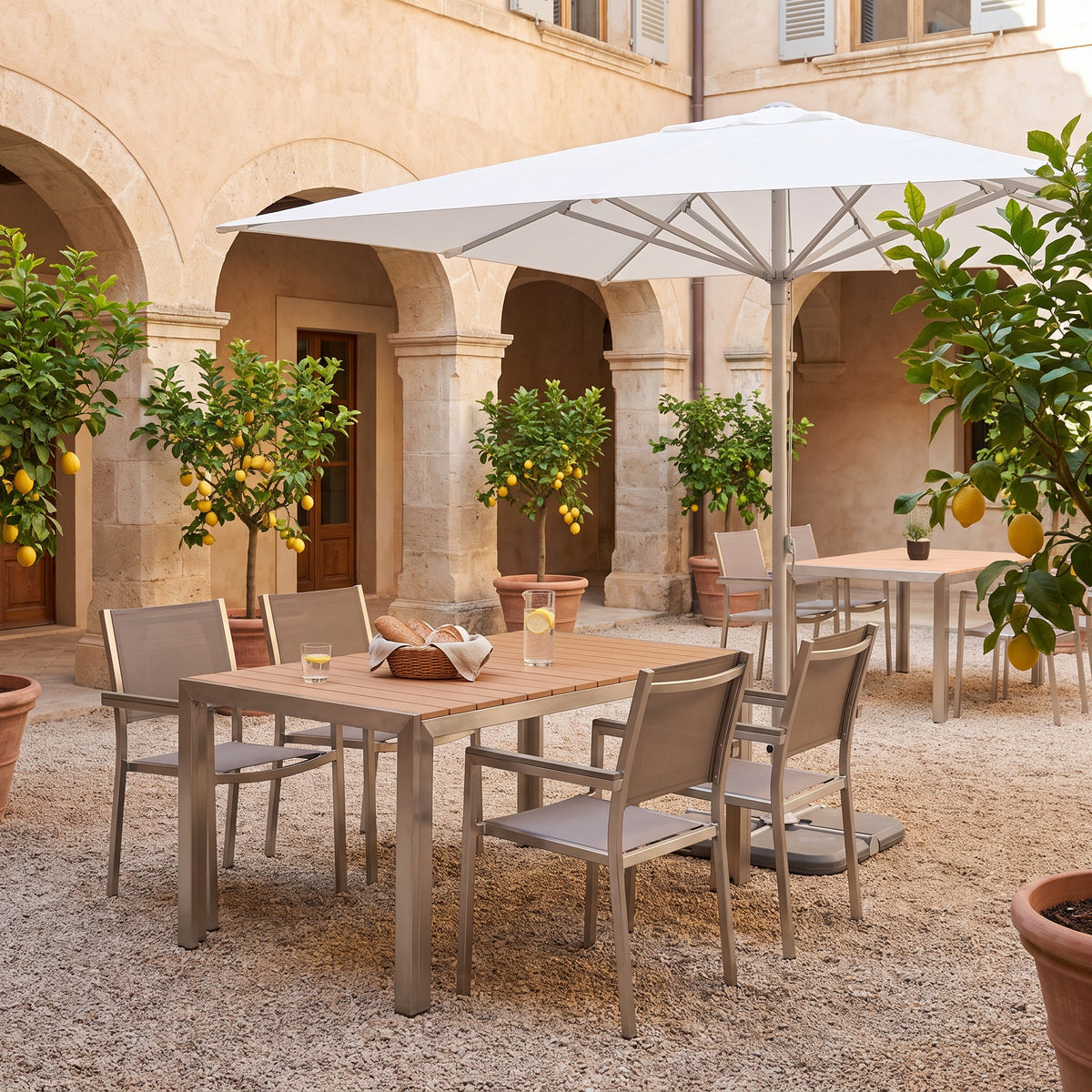 Terrassenstuhl Sedna taupe – Einsatzbeispiel Hotelterrasse