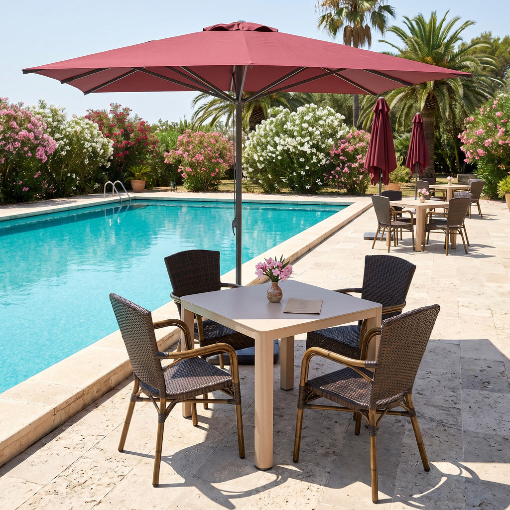 Terrassenstuhl Spring de Luxe mocca – Einsatzbeispiel Hotelterrasse