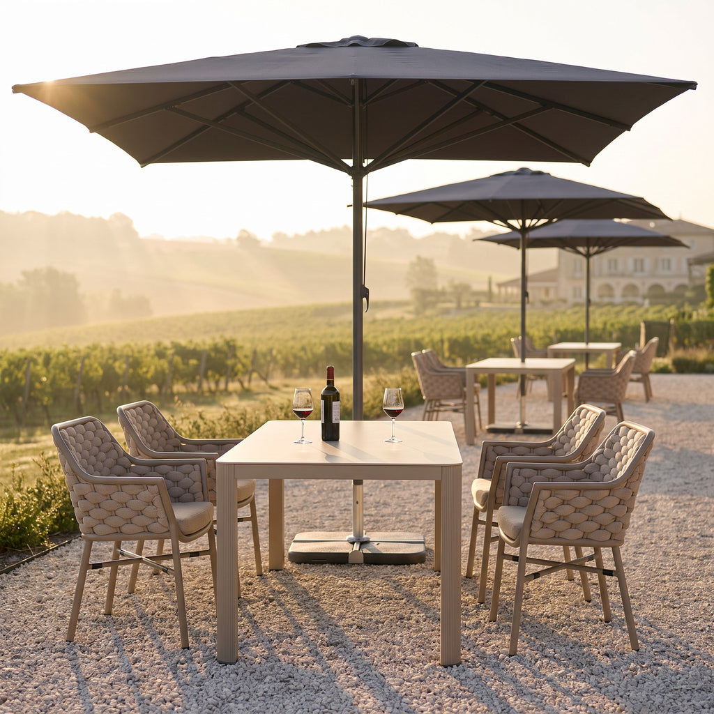 Terrassenstuhl Varuna greige – Einsatzbeispiel Hotelterrasse