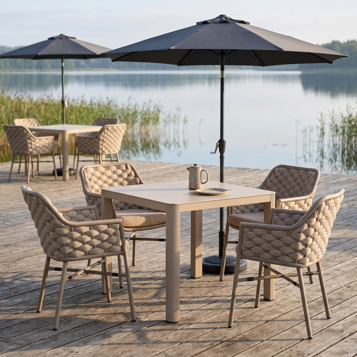 Terrassenstuhl Varuna greige – Einsatzbeispiel Restaurantterrasse