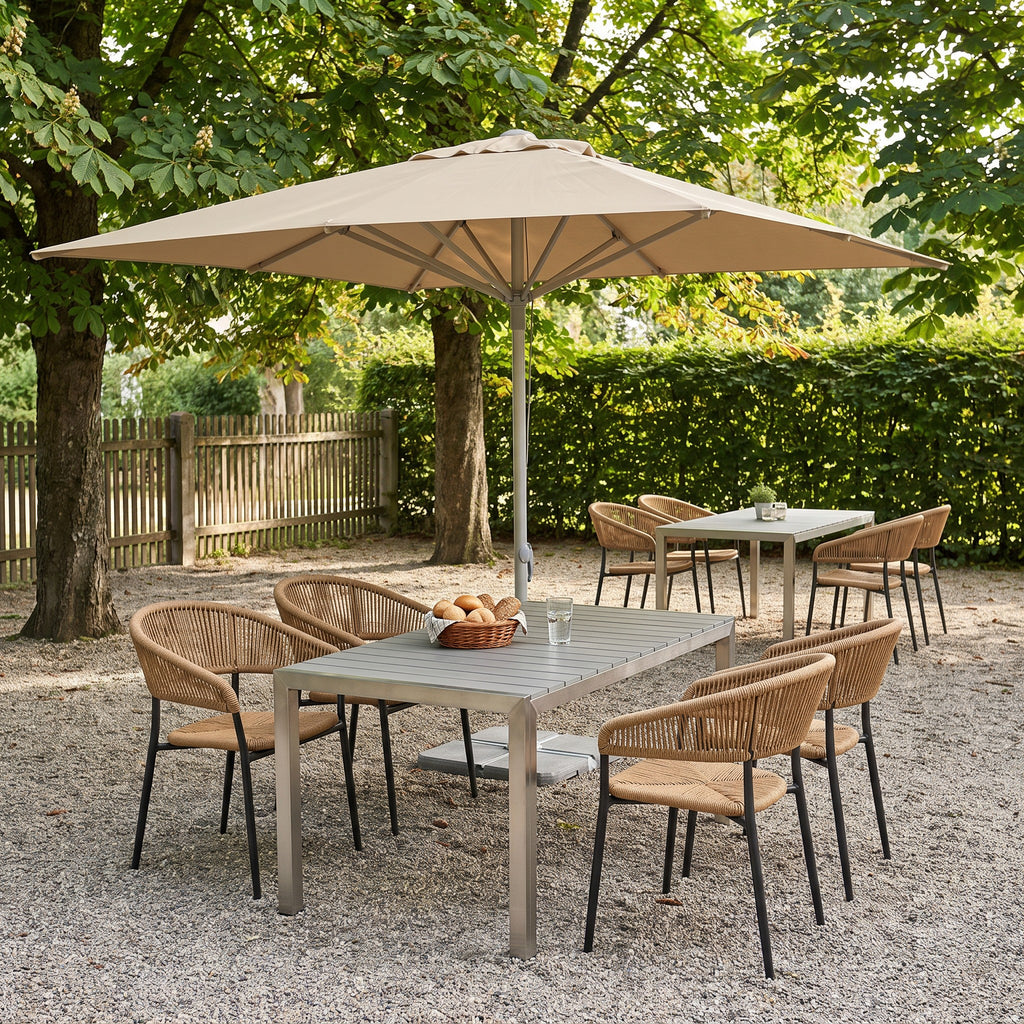 Terrassenstuhl Victoria Honey – Einsatzbeispiel Restaurantterrasse