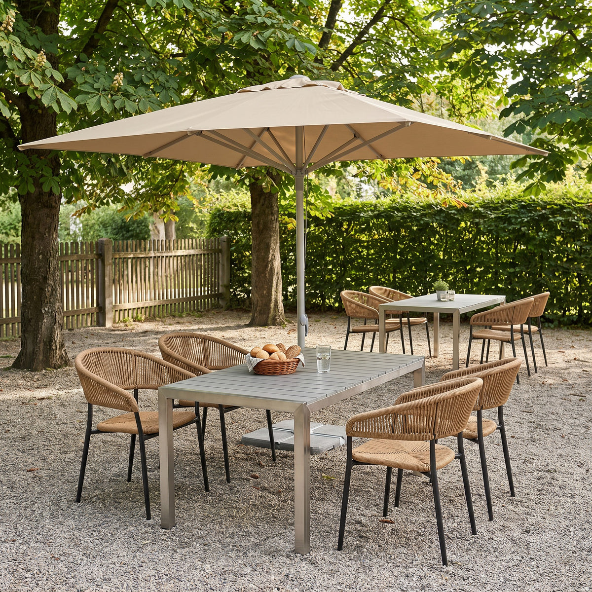 Terrassenstuhl Victoria Honey – Einsatzbeispiel Restaurantterrasse